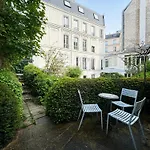 Grand Appartement Avec Jardin Privatif A Paris